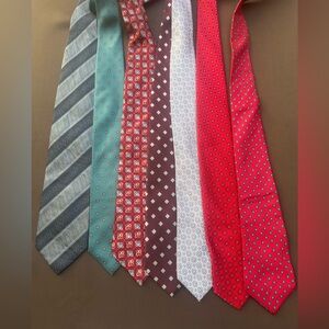 Lot of 7 Mens Silk Ties Ref# 1793
Excellent Pre-Owned Condition